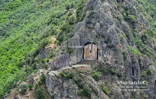 قبر لاشين كابيلكايا الصخري الضخم
